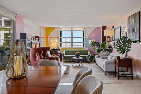 Condominio en alquiler en Miami Beach, Florida, 2 dormitorios, 120.96 m2 № 1929363 - foto 2