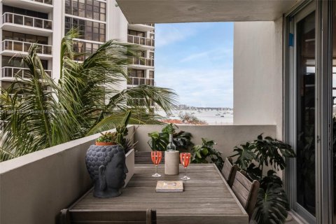 Condominio en alquiler en Miami Beach, Florida, 2 dormitorios, 120.96 m2 № 1929363 - foto 13