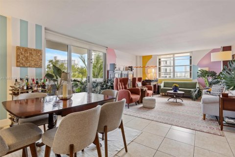 Condominio en alquiler en Miami Beach, Florida, 2 dormitorios, 120.96 m2 № 1929363 - foto 1