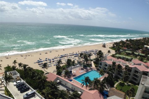 Condo in Sunny Isles Beach, Florida  № 1952615 - photo 18