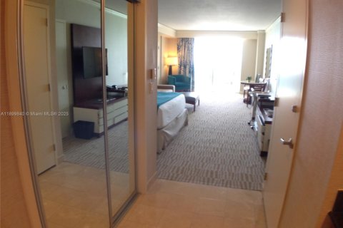 Condo in Sunny Isles Beach, Florida  № 1952615 - photo 8