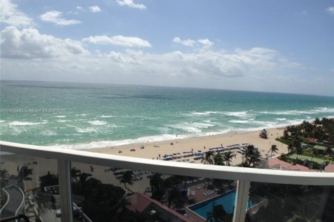 Condo in Sunny Isles Beach, Florida  № 1952615 - photo 2