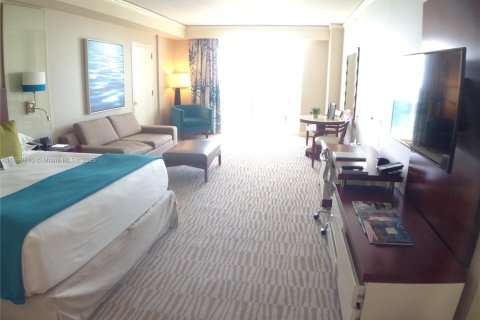 Condo in Sunny Isles Beach, Florida  № 1952615 - photo 9