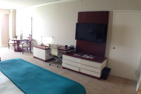 Condo in Sunny Isles Beach, Florida  № 1952615 - photo 11