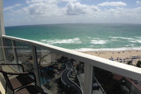 Condo in Sunny Isles Beach, Florida  № 1952615 - photo 20