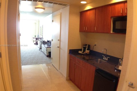 Condo in Sunny Isles Beach, Florida  № 1952615 - photo 4