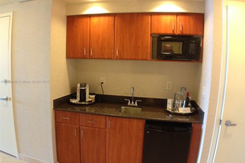 Condo in Sunny Isles Beach, Florida  № 1952615 - photo 5