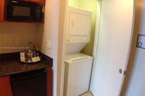 Condo in Sunny Isles Beach, Florida  № 1952615 - photo 6