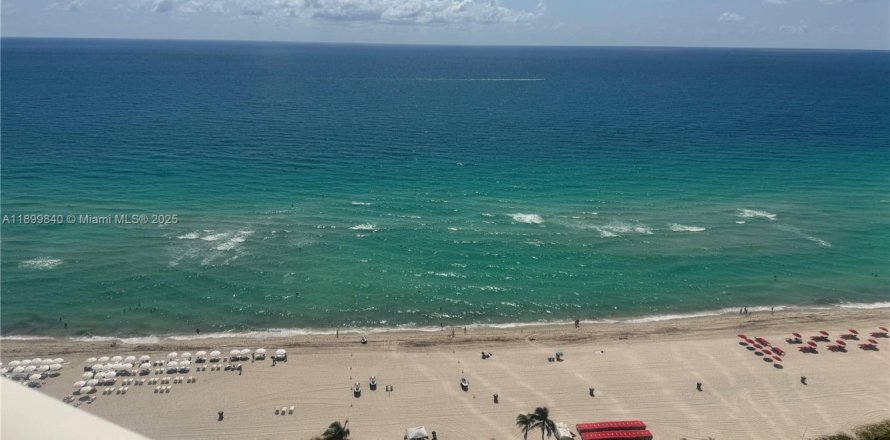 Studio in the Condo in Sunny Isles Beach, Florida  № 1952615