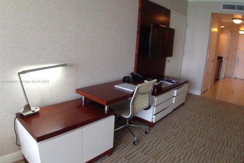 Condo in Sunny Isles Beach, Florida  № 1952615 - photo 16