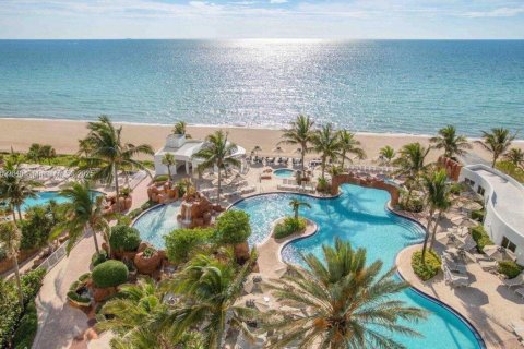 Condo in Sunny Isles Beach, Florida  № 1952615 - photo 3