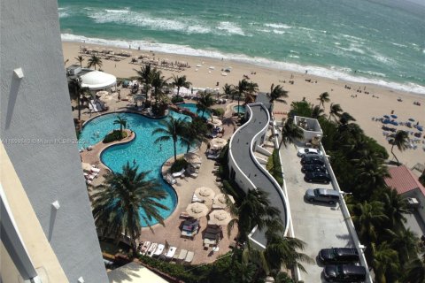 Condo in Sunny Isles Beach, Florida  № 1952615 - photo 19