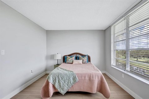 Condo in Sarasota, Florida, 2 bedrooms  № 2373222 - photo 25