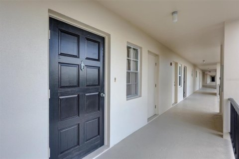 Condo in Sarasota, Florida, 2 bedrooms  № 2373222 - photo 8