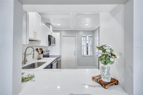 Condo in Sarasota, Florida, 2 bedrooms  № 2373222 - photo 22