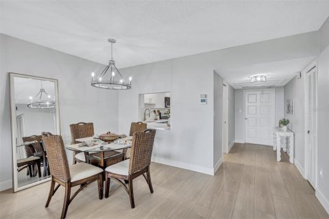 Condo in Sarasota, Florida, 2 bedrooms  № 2373222 - photo 13