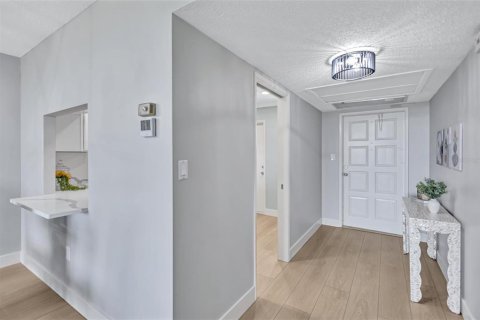 Condo in Sarasota, Florida, 2 bedrooms  № 2373222 - photo 10