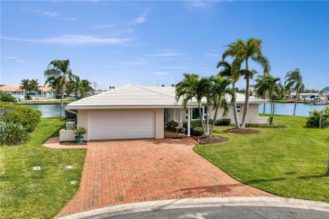 Villa ou maison à vendre à Treasure Island, Floride: 3 chambres, 205.59 m2 № 2411401 - photo 2