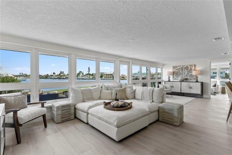 Villa ou maison à vendre à Treasure Island, Floride: 3 chambres, 205.59 m2 № 2411401 - photo 14