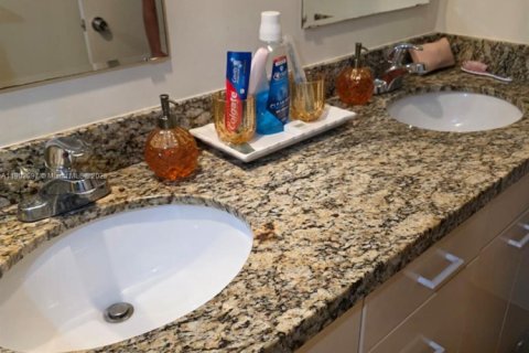 Copropriété à vendre à Hallandale Beach, Floride: 2 chambres, 102.19 m2 № 1952969 - photo 9