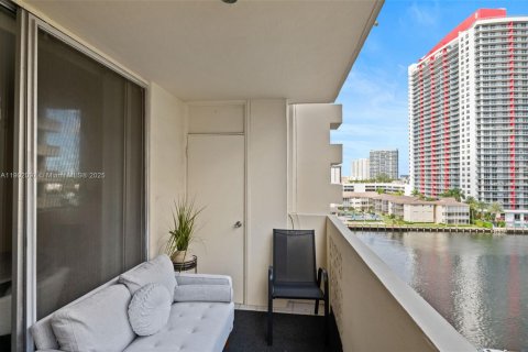 Copropriété à vendre à Hallandale Beach, Floride: 2 chambres, 102.19 m2 № 1952969 - photo 22