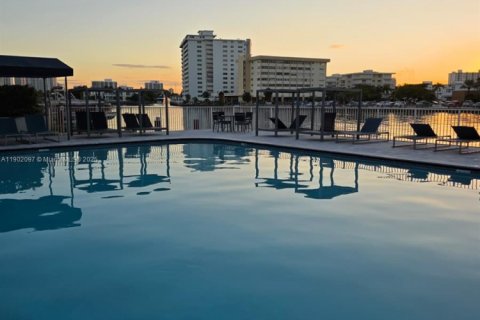 Copropriété à vendre à Hallandale Beach, Floride: 2 chambres, 102.19 m2 № 1952969 - photo 3