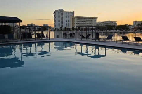 Copropriété à vendre à Hallandale Beach, Floride: 2 chambres, 102.19 m2 № 1952969 - photo 2