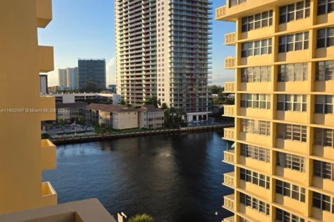 Copropriété à vendre à Hallandale Beach, Floride: 2 chambres, 102.19 m2 № 1952969 - photo 1