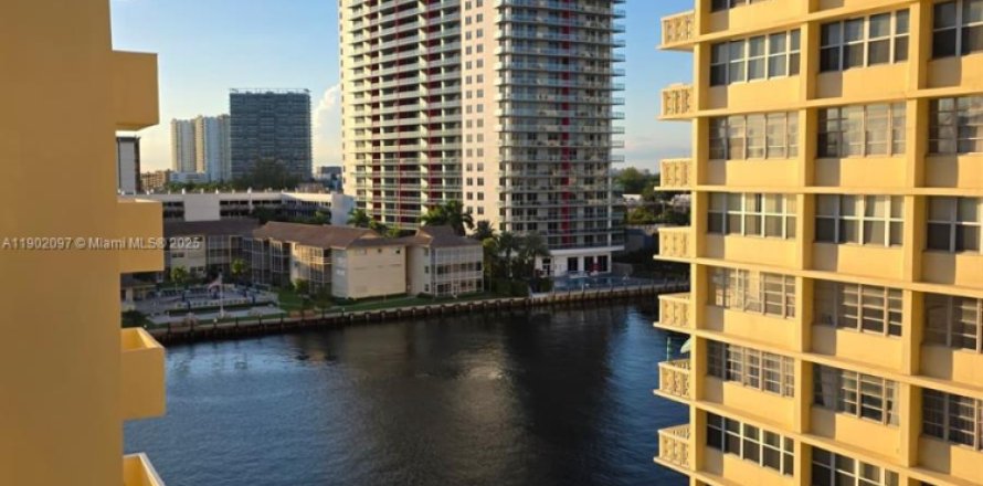 Condo à Hallandale Beach, Floride, 2 chambres  № 1952969