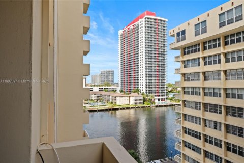 Copropriété à vendre à Hallandale Beach, Floride: 2 chambres, 102.19 m2 № 1952969 - photo 25