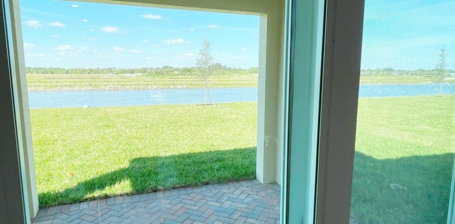 Casa en Fort Pierce, Florida 5 dormitorios, 240.34 m2 № 1221362
