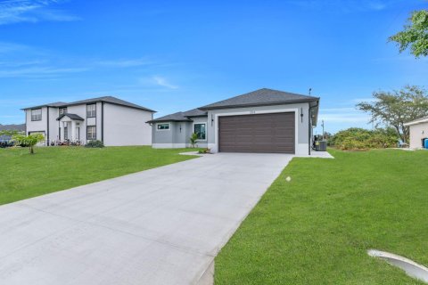 House in Lehigh Acres, Florida 3 bedrooms, 142.23 sq.m. № 2003262