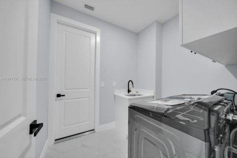 House in Lehigh Acres, Florida 3 bedrooms, 142.23 sq.m. № 2003262 - photo 26