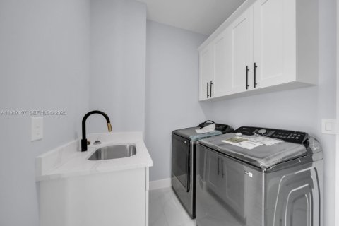 House in Lehigh Acres, Florida 3 bedrooms, 142.23 sq.m. № 2003262 - photo 27