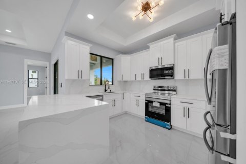 House in Lehigh Acres, Florida 3 bedrooms, 142.23 sq.m. № 2003262 - photo 9