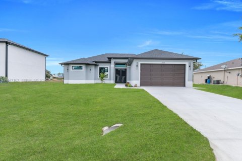 House in Lehigh Acres, Florida 3 bedrooms, 142.23 sq.m. № 2003262 - photo 4