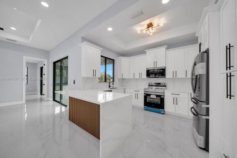 House in Lehigh Acres, Florida 3 bedrooms, 142.23 sq.m. № 2003262 - photo 8