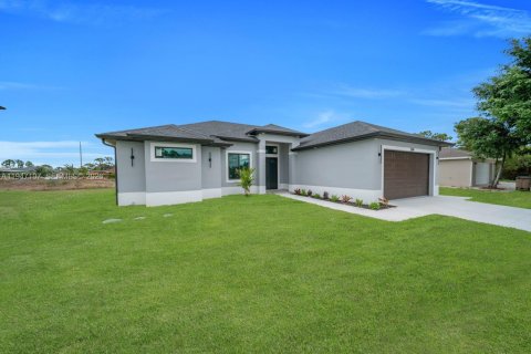 House in Lehigh Acres, Florida 3 bedrooms, 142.23 sq.m. № 2003262 - photo 3