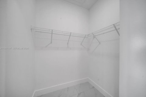 House in Lehigh Acres, Florida 3 bedrooms, 142.23 sq.m. № 2003262 - photo 15