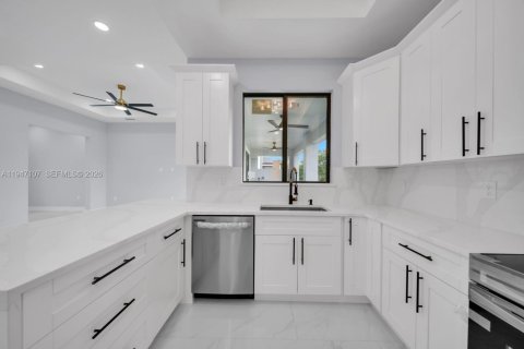 House in Lehigh Acres, Florida 3 bedrooms, 142.23 sq.m. № 2003262 - photo 10