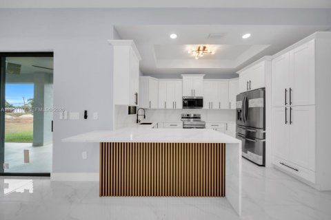 House in Lehigh Acres, Florida 3 bedrooms, 142.23 sq.m. № 2003262 - photo 7