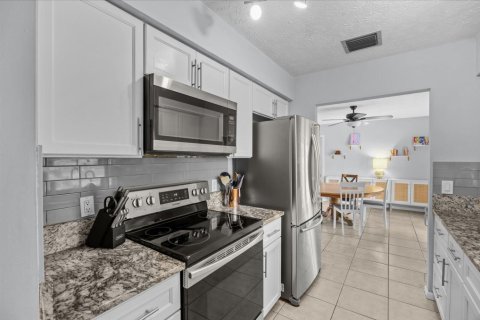 House in Port St. Lucie, Florida 3 bedrooms, 146.23 sq.m. № 2389866 - photo 13