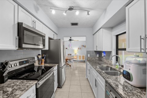 House in Port St. Lucie, Florida 3 bedrooms, 146.23 sq.m. № 2389866 - photo 12