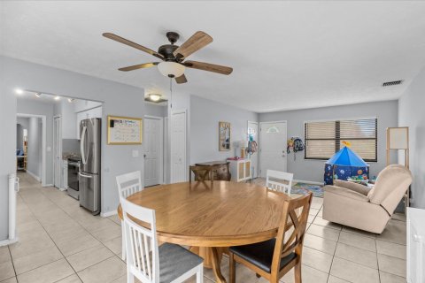 House in Port St. Lucie, Florida 3 bedrooms, 146.23 sq.m. № 2389866 - photo 6