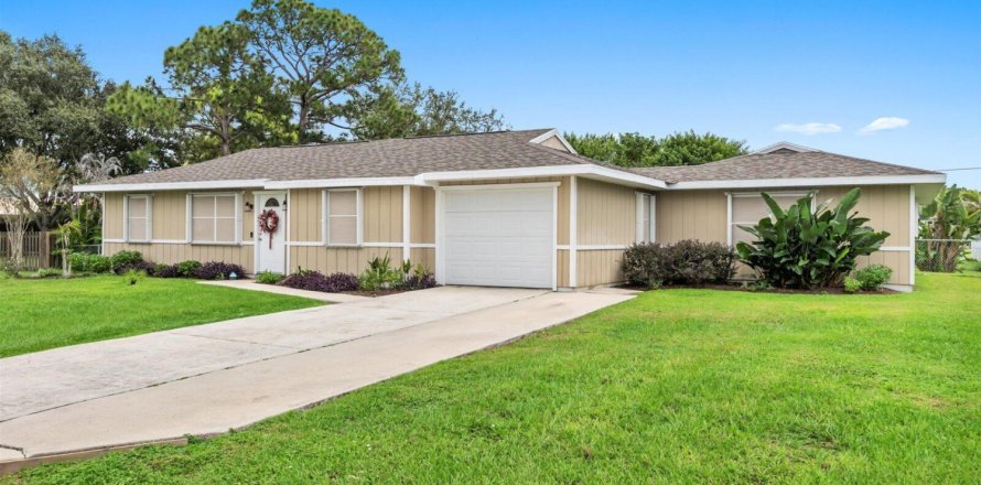 House in Port St. Lucie, Florida 3 bedrooms, 146.23 sq.m. № 2389866