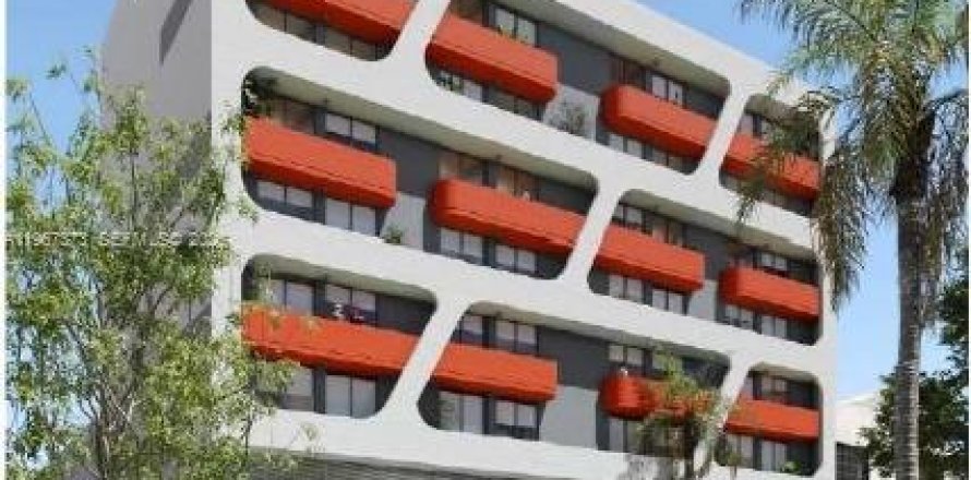 Commercial property in Miami, Florida № 2078087