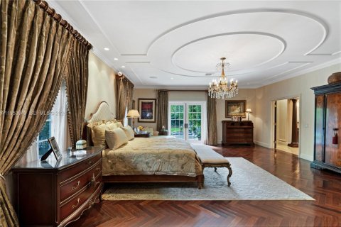 House in Coral Gables, Florida 7 bedrooms, 798.96 sq.m. № 2007774 - photo 25