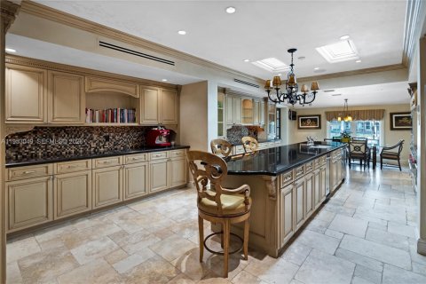 House in Coral Gables, Florida 7 bedrooms, 798.96 sq.m. № 2007774 - photo 12