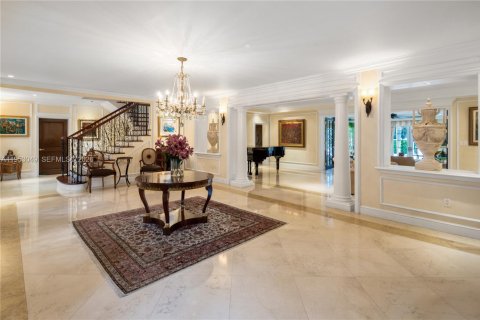 House in Coral Gables, Florida 7 bedrooms, 798.96 sq.m. № 2007774 - photo 9