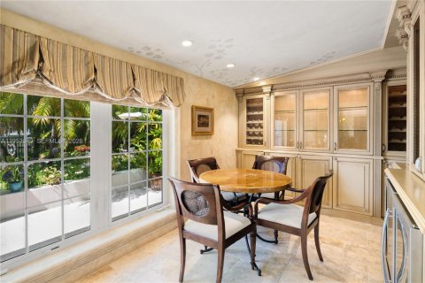 House in Coral Gables, Florida 7 bedrooms, 798.96 sq.m. № 2007774 - photo 16